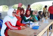 Puluhan Posko Siaga Kesehatan Layani Peserta Napak Tilas di Konut MENINGGAL DUNIA- Terlihat Anggota TNI sementara diefakusi oleh timnya karena meninggal dunia dalam kegiatan napak tilas dalam rangka mempringati hari pahlawan 10 november. (Jefri/ZONASULTRA.COM).