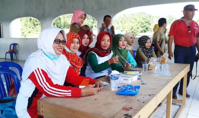 MENINGGAL DUNIA- Terlihat Anggota TNI sementara diefakusi oleh timnya karena meninggal dunia dalam kegiatan napak tilas dalam rangka mempringati hari pahlawan 10 november. (Jefri/ZONASULTRA.COM).