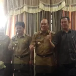Pemda Konut dan Zona Sultra.com Perkuat Kemitraan di Bidang Publikasi Pembangunan FOTO BERSAMA - Bupati Ruksamin didampingi Wakil Bupati Raup (Kanan) bersama dengan Direktur Utama (Dirut) Zonasultra.com Rustam (Kiri) dan Kabag Humas pemkab Konawe Utara Rachman Sorau, diruang kerja bupati, Senin (7/11/2016).(FOTO : MURTAIDIN/ZONASULTRA.COM)