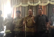 Pemda Konut dan Zona Sultra.com Perkuat Kemitraan di Bidang Publikasi Pembangunan FOTO BERSAMA - Bupati Ruksamin didampingi Wakil Bupati Raup (Kanan) bersama dengan Direktur Utama (Dirut) Zonasultra.com Rustam (Kiri) dan Kabag Humas pemkab Konawe Utara Rachman Sorau, diruang kerja bupati, Senin (7/11/2016).(FOTO : MURTAIDIN/ZONASULTRA.COM)