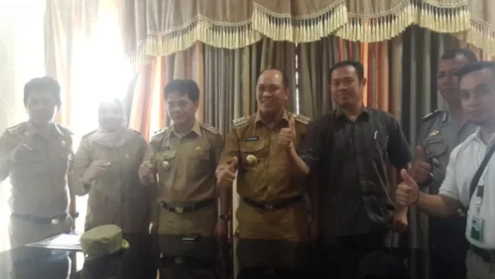 FOTO BERSAMA - Bupati Ruksamin didampingi Wakil Bupati Raup (Kanan) bersama dengan Direktur Utama (Dirut) Zonasultra.com Rustam (Kiri) dan Kabag Humas pemkab Konawe Utara Rachman Sorau, diruang kerja bupati, Senin (7/11/2016).(FOTO : MURTAIDIN/ZONASULTRA.COM)