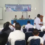 Bupati Koltim Ingatkan SKPD Pungut Retribusi Sesuai Regulasi RAPAT EVALUASI - Rapat Evaluasi PAD Semester II Tahun 2016 di Aula Kantor Bupati Rabu (9/11/2016) pagi tadi. Rapat tersebut dipimpin langsung oleh Bupati Kolaka Timur (Koltim), Tony Herbiansyah didampinggi oleh Asisten Tiga Samsul Bahri Madjid (Kiri) dan Kepala Dispenda Sumiarno (Kanan). (JASPIN/ZONASULTRA.COM)