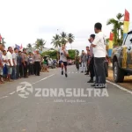 Juara 1 Lomba Lari Maraton, Atlet Ini Komplain Hadiah yang Diterima Tak Sesuai LARI MARATON - Terlihat peserta lari maraton tiba di garis finish di Desa Mata Iwoi Kecamatan Molawe yang diselenggarakan Pemerintah Kabupaten Konawe Utara dalam mempringati Hari Pahlawan 10 November lalu. (Jefri/ZONASULTRA.COM).