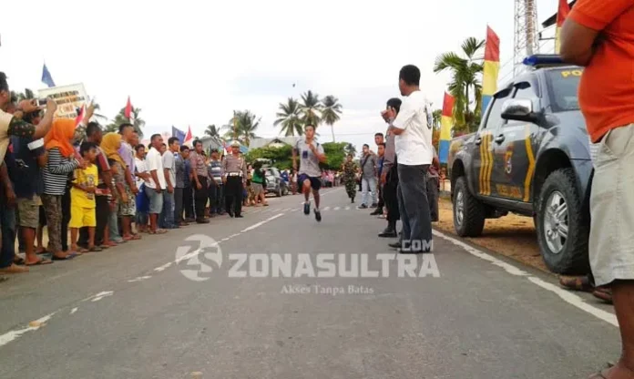 LARI MARATON - Terlihat peserta lari maraton tiba di garis finish di Desa Mata Iwoi Kecamatan Molawe yang diselenggarakan Pemerintah Kabupaten Konawe Utara dalam mempringati Hari Pahlawan 10 November lalu. (Jefri/ZONASULTRA.COM).