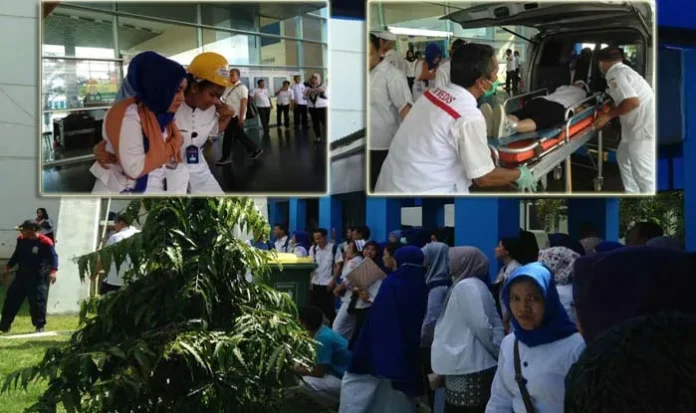 Suasana saat pelaksanaan simulasi kebakaran oleh Manajemen Rumah Sakit Umum Daerah (RSUD) Bahteramas Kendari, Sulawesi Tenggara (Sultra), Rabu (9/11/2016) dalam rangka memenuhi persyaratan akreditasi B pendidikan. (Lukman Budianto/ZONASULTRA.COM)