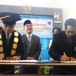 Kembangkan Infrastruktur Kampus, Unidayan Kerjasama dengan Bank Sultra BANK SULTRA- Suasana penandatanganan MoU antara Bank Sultra oleh Direktur Utama Bank Sultra Khaerul Kemala Raden (kanan) dan Universitas Dayanu Ikhsanudin (Unidayan) Bau-bau oleh Rektor Unidayan LM Syamsul Qamar (kiri), Sabtu (12/11/2016). Kerjasama ini dilakukan dalam bidang pengelolaan keuangan dan juga peningkatan infrastruktur sarana Unidayan. (Mulyadi/ZONASULTRA.COM)