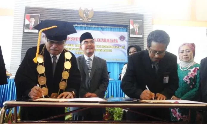 BANK SULTRA- Suasana penandatanganan MoU antara Bank Sultra oleh Direktur Utama Bank Sultra Khaerul Kemala Raden (kanan) dan Universitas Dayanu Ikhsanudin (Unidayan) Bau-bau oleh Rektor Unidayan LM Syamsul Qamar (kiri), Sabtu (12/11/2016). Kerjasama ini dilakukan dalam bidang pengelolaan keuangan dan juga peningkatan infrastruktur sarana Unidayan. (Mulyadi/ZONASULTRA.COM)