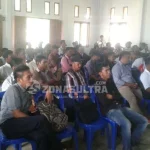 DPPKAD Mubar Dituding Penyebab Terlambatnya Pencairan Dana Desa Para Kepala Desa se Kabupaten Muna Barat yang mengikuti rapat kordinasi program pembangunan dan pemberdayaan masyarakat (P3MD) Mubar di Aula Kantor Bupati Mubar, Jumat (4/11/2016). (La Ode Pialo/Zonasultra.com)