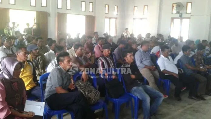 Para Kepala Desa se Kabupaten Muna Barat yang mengikuti rapat kordinasi program pembangunan dan pemberdayaan masyarakat (P3MD) Mubar di Aula Kantor Bupati Mubar, Jumat (4/11/2016). (La Ode Pialo/Zonasultra.com)