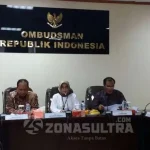 Menristek Kunjungi ORI, Laode Ida Sampaikan Masalah Pilrek UHO Menteri Riset dan Pendidikan Tinggi (Menristekdikti) Muhammad Nasir (sebelah kiri) melakukan pertemuan dengan pimpinan Ombudsman Republik Indonesia (ORI) Wakil Ketua ORI Lely Pelitasari Soebekty (tengah) dan Laode Ida (sebelah kanan) Rabu (2/11/2016). (Rizki Arifiani/ZONASULTRA.COM)
