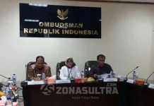 Menristek Kunjungi ORI, Laode Ida Sampaikan Masalah Pilrek UHO Menteri Riset dan Pendidikan Tinggi (Menristekdikti) Muhammad Nasir (sebelah kiri) melakukan pertemuan dengan pimpinan Ombudsman Republik Indonesia (ORI) Wakil Ketua ORI Lely Pelitasari Soebekty (tengah) dan Laode Ida (sebelah kanan) Rabu (2/11/2016). (Rizki Arifiani/ZONASULTRA.COM)