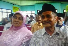 47 Tahun Menikah, Pasutri Ini Akhirnya Dapat Surat Nikah Bupati Wakatobi, Sulawesi Tenggara (Sultra) Arhawi Ruda, bersama ratusan masyarakat pulau Tomia melakukan penanaman pohon di puncak wisata Waruu, Kecamatan Tomia,