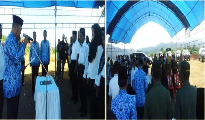 Bupati Ruksamin saat mengambil sumpah lima anggota Badan Permusyawaratan Desa (BPD) Tokowuta Kecamatan Lasolo, Konawe Utara, Kamis (17/11/2016). (MURTAIDIN/ZONASULTRA.COM)