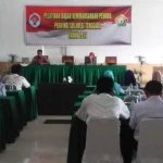 Mahasiswa dan Pengusaha Muda Mendapatakn Pelatihan Kewirausahaan Dasar dari Kemenpora PELATIHAN KEWIRAUSAHAAN - Dosen Fakultas Ekonomi UHO tengah menyajikan materi pelatihan kewurausahaan pemuda di Hotel Dragon Inn Kendari, Sabtu (26/11/2016). Pelatihan itu merupakan upaya mendorong serta memotivasi pemuda untuk mengembangkan potensi di bidang usaha, serta meningkatkan mutu pemuda dalam berwirausaha.(Irsan Rano/ZONASULTRA.COM)