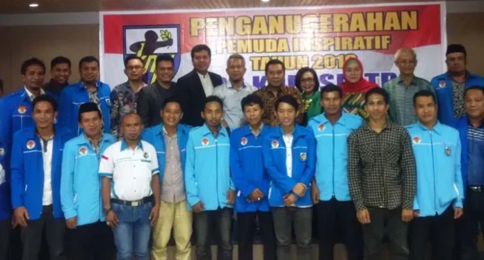 penghargaan_knpi KNPI Sultra Beri Penghargaan 12 Tokoh Inspiratif 2016