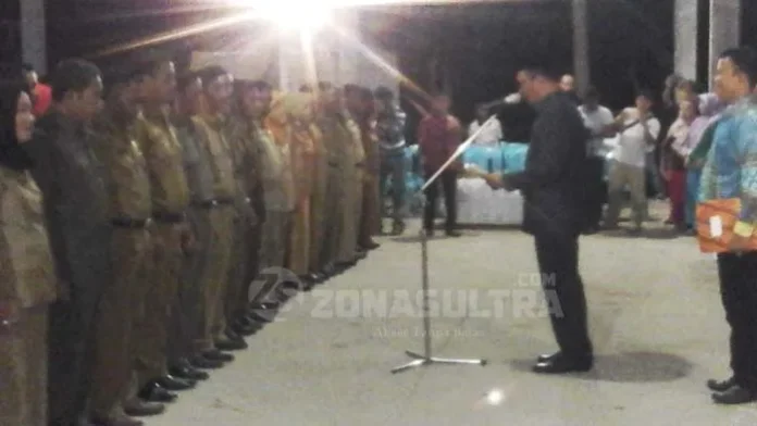 PENGUKUHAN - Bupati Ruksamin saat mengukuhkan 247 kepala sekolah dan guru tingkat SMP, SD dan TK lingkup Konawe Utara, bertempat di aula wisata permandian Panggulawu Desa Puudonggala Kecamatan Sawa, Jumat (11/11/2016) malam sekitar pukul 21.00 wita.FOTO : MURTAIDIN/ZONASULTRA.COM