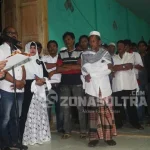Tafdil Kukuhkan 422 Tim di Poleang Timur Poltim PENGUKUHAN TIM - Calon Bupati Bombana H. Tafdil., SE MM saat mengukuhkan 422 tim relawan Bertahan di Kecamatan Poltim Bombana Sultra pada Jumat malam (11/11/2016), Tim pemenangan Bertahan menarget menang di Poltim minimal 75 persen.(Andi Hasman/ZONASULTRA.COM)