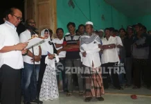 Tafdil Kukuhkan 422 Tim di Poleang Timur Poltim PENGUKUHAN TIM - Calon Bupati Bombana H. Tafdil., SE MM saat mengukuhkan 422 tim relawan Bertahan di Kecamatan Poltim Bombana Sultra pada Jumat malam (11/11/2016), Tim pemenangan Bertahan menarget menang di Poltim minimal 75 persen.(Andi Hasman/ZONASULTRA.COM)
