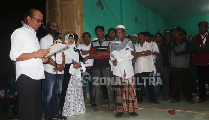 PENGUKUHAN TIM - Calon Bupati Bombana H. Tafdil., SE MM saat mengukuhkan 422 tim relawan Bertahan di Kecamatan Poltim Bombana Sultra pada Jumat malam (11/11/2016), Tim pemenangan Bertahan menarget menang di Poltim minimal 75 persen.(Andi Hasman/ZONASULTRA.COM)