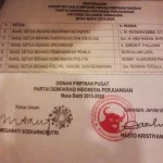 Rusman Emba, Abu Hasan, dan Bobby Alimuddin Resmi Jadi Pengurus PDIP PDIP Sultra: SK perubahan struktur PDIP Sulawesi Tenggara (Sultra) yang ditandatangani Ketua Umum PDIP Megawati. Dalam SK tersebut masuk nama Rusman Emba, Abu Hasan, dan Bobby Alimudin Page. (Muhamad Taslim Dalma/ZONASULTRA.COM)