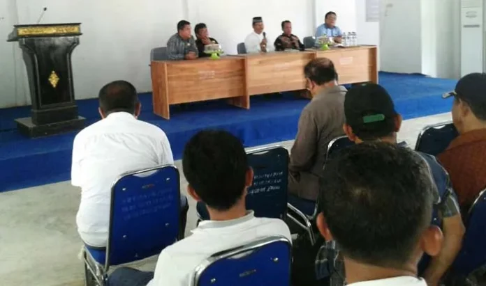 DOA BERSAMA- Suasana kegiatan doa bersama antara pemerintah kabupaten Muna dan Muna Barat (Mubar) untuk Gubernur Sulawesi Tenggara (Sultra) Nur Alam, Jumat (11/11/2016). Dalam kegiatan ini hadir pula Anggota DPRD RI Komisi V Ridwan Bae. (Humas Kabupaten Mubar for Zonasultra.com).