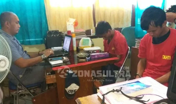 Dua orang pelaku pencurian kendaraan bermotor (curanmor) dan pembobol rumah warga, Selasa (8/11/2016) dini hari berhasil diamankan oleh Satuan Reserse Kriminal (Satreskrim) Kepolisian Resor (Polres) Kendari. Diamankan di lorong Manggarai kampus UHO, Kelurahan Lalolara Kecamatan Kambu, Kota Kendari. (Foto : Humas Polda)