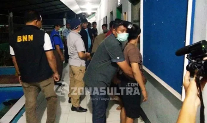 ra1-copy Suasana saat Badan Narkotika Nasional Provinsi (BNNP) Sulawesi Tenggara (Sultra), bersama Kementerian Hukum dan Hak Asasi Manusia (Kemenkumham) Kantor Wilayah Sultra melakukan razia di Lembaga Pemasyarakatan (Lapas) Kelas IIA Kendari (11/11/2016).(Lukman Budianto/ZONASULTRA.COM)