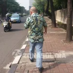 Ditanya Wartawan, Pemilik PT Kembar Emas Sultra Pilih Bungkam Pemilik PT Kembar Emas Sultra, George Hutama Riswantyo (batik hijau) enggan memberikan komentar keterangan usai diperiksa sebagai saksi tersangka korupsi Gubernur Sulawesi Tenggara (Sultra) Rabu (9/11/2016).