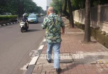 Ditanya Wartawan, Pemilik PT Kembar Emas Sultra Pilih Bungkam Pemilik PT Kembar Emas Sultra, George Hutama Riswantyo (batik hijau) enggan memberikan komentar keterangan usai diperiksa sebagai saksi tersangka korupsi Gubernur Sulawesi Tenggara (Sultra) Rabu (9/11/2016).