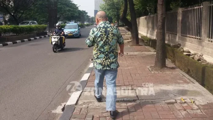 Pemilik PT Kembar Emas Sultra, George Hutama Riswantyo (batik hijau) enggan memberikan komentar keterangan usai diperiksa sebagai saksi tersangka korupsi Gubernur Sulawesi Tenggara (Sultra) Rabu (9/11/2016).