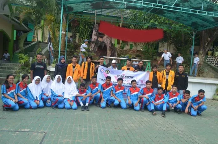Foto bersama Pemateri, anggota Intero dan siswa kelas satu dilapangan SMA Negeri 1 Kendari , Selasa (15/11/2016). Kegiatan ini merupakan salah satu rangka memperingati hari pahlawan yang jatuh 10 November beberapa waktu lalu.(Foto : Istimewa)
