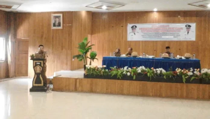 PELATIHAN PERKAWINAN -Sekretaris Daerah Kota Kendari Alamsyah Lotunani membuka pelatihan prosesi perkawinan adat Muna di Aula Gedung Bertakwa Kantor Walikota Kendari, Selasa (15/11/2016). Kegiatan ini untuk melestarikan adat budaya suku Muna. (KASMAN/ZONASULTRA.COM)