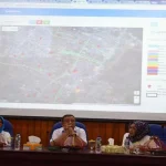 BPKAD Kendari Launching Website Sistem Informasi Manajemen Aset Berbasis GIS LAUNCHING BPKAD - Wali Kota Kendari Asrun (tengah) dan Kepala BPKAD Kota Kendari (kanan) sedang meresmikan launching Website Sistem Informasi Manajemen Aset Berbasis Geografis Information System (GIS) di Ruangan Pola Kantor Walikota Kendari, Rabu (2/11/2016). (IRSAN RANO/ZONASULTRA.COM)