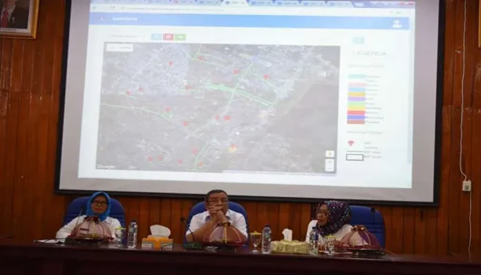 LAUNCHING BPKAD - Wali Kota Kendari Asrun (tengah) dan Kepala BPKAD Kota Kendari (kanan) sedang meresmikan launching Website Sistem Informasi Manajemen Aset Berbasis Geografis Information System (GIS) di Ruangan Pola Kantor Walikota Kendari, Rabu (2/11/2016). (IRSAN RANO/ZONASULTRA.COM)