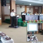 Dinkes Konut Sosialisasikan Perda Kawasan Bebas Tanpa Asap Rokok Terlihat Pelaksanan tugas (Plt) Kepala Dinas Kesehatan (Kadinkes) Kabupaten Konawe Utara (Konut), Nurjannah Efendi memberikan pemeparannya tentang sosialisasi kawasan bebas tanpa asap rokok kepada pemerintah kecamatan dan seluruh SKP yang hadir bertempat di aula pertemuan kantor Bupati anawaingguluri, Rabu (16/11/2016).