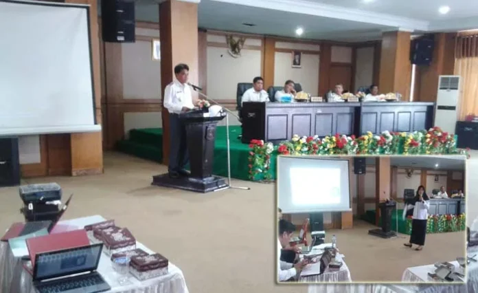 Terlihat Pelaksanan tugas (Plt) Kepala Dinas Kesehatan (Kadinkes) Kabupaten Konawe Utara (Konut), Nurjannah Efendi memberikan pemeparannya tentang sosialisasi kawasan bebas tanpa asap rokok kepada pemerintah kecamatan dan seluruh SKP yang hadir bertempat di aula pertemuan kantor Bupati anawaingguluri, Rabu (16/11/2016).