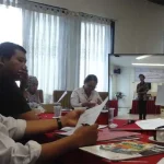 Lindungi Korban Kekerasan, P2TP2A Kendari Bakal MoU 15 Instansi Suasana diskusi P2TP2A dalam pembahasan internal rencana nota kesepahaman dengan 15 instansi, di Pier 29 Kendari, Rabu (2/11/2016). (Sitti Nurmalasari/ZONASULTRA.COM)