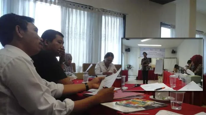 Suasana diskusi P2TP2A dalam pembahasan internal rencana nota kesepahaman dengan 15 instansi, di Pier 29 Kendari, Rabu (2/11/2016). (Sitti Nurmalasari/ZONASULTRA.COM)