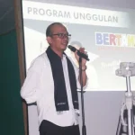 Ini Pesan Paslon Bertahan Saat Kukuhkan Tim Pemenangan di Poltim H. Tafdil SE., MM- Calon Bupati Bombana Sulawesi Tenggara (Sultra) periode 2017-2022 H. Tafdil saat memberikan pesan kepada tim relawannya di Poltim pada Jumat malam (11/11/2016). H. Tafdil berpesan agar tetap menjaga komitmen dan mengedepankan sikap santun dalam menggalang suara. (Andi Hasman/ ZONASULTRA.COM)