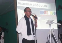 Ini Pesan Paslon Bertahan Saat Kukuhkan Tim Pemenangan di Poltim H. Tafdil SE., MM- Calon Bupati Bombana Sulawesi Tenggara (Sultra) periode 2017-2022 H. Tafdil saat memberikan pesan kepada tim relawannya di Poltim pada Jumat malam (11/11/2016). H. Tafdil berpesan agar tetap menjaga komitmen dan mengedepankan sikap santun dalam menggalang suara. (Andi Hasman/ ZONASULTRA.COM)