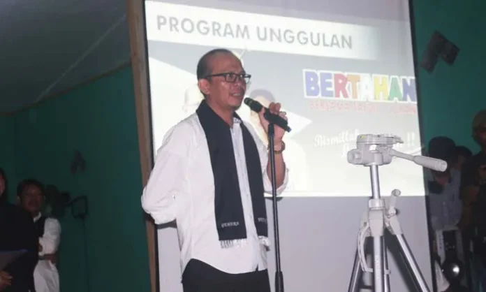 H. Tafdil SE., MM- Calon Bupati Bombana Sulawesi Tenggara (Sultra) periode 2017-2022 H. Tafdil saat memberikan pesan kepada tim relawannya di Poltim pada Jumat malam (11/11/2016). H. Tafdil berpesan agar tetap menjaga komitmen dan mengedepankan sikap santun dalam menggalang suara. (Andi Hasman/ ZONASULTRA.COM)