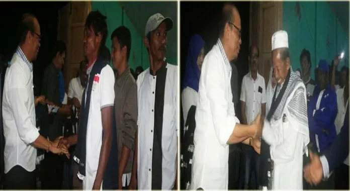 PASLON BERTAHAN - Calon Bupati Tafdil saat sedang berbincang dengan beberapa tokoh masyarakat di Kecamatan Poleang pada Rabu malam (16/11/2016). Tafdil mengatakan menyambut baik tim yang ingin bergabung bersama Bertahan. (Andi Hasman/ZONASULTRA.COM)