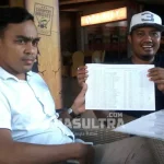 Banyak Pemilih Ganda, Tim Derik-Syahriah Ancam Lapor Polisi PEMILIH GANDA - Tim pemenangan Derik-Syahriah, Joko (kiri) dan Rahmat saat menunjukkan dokumen daftar pemilih yang diduga ganda di Kendari, Minggu (13/11/2016). (Muhamad Taslim Dalma/ZONASULTRA.COM).