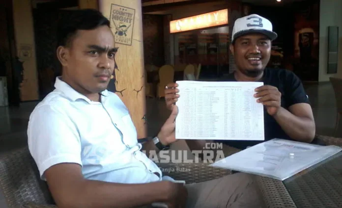 tim_derik-syihriah PEMILIH GANDA - Tim pemenangan Derik-Syahriah, Joko (kiri) dan Rahmat saat menunjukkan dokumen daftar pemilih yang diduga ganda di Kendari, Minggu (13/11/2016). (Muhamad Taslim Dalma/ZONASULTRA.COM).