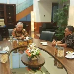 2017, Pemkab Koltim Bangun Pasar Tradisional Modern Ketgam: PEMBANGUNAN PASAR - Bupati Kolaka Timur (Koltim) Tony Herbiansyah didampingi Kepala Bapedda Koltim Mustakim Darwis menemui Menteri Perdagangan Enggartiasto Lukita (tengah), dan Direktorat Jenderal (Dirjen) Pemasaran Dalam Negeri Oke Nurwan (kiri) di Kantor Kementerian Perdagangan di Jakarta, Senin (14/11/2016). (Foto: MUSTAKIM DARWIS for ZONASULTRA.COM)