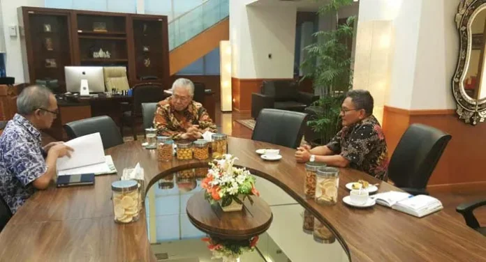 tony_herbiyansyah Ketgam: PEMBANGUNAN PASAR - Bupati Kolaka Timur (Koltim) Tony Herbiansyah didampingi Kepala Bapedda Koltim Mustakim Darwis menemui Menteri Perdagangan Enggartiasto Lukita (tengah), dan Direktorat Jenderal (Dirjen) Pemasaran Dalam Negeri Oke Nurwan (kiri) di Kantor Kementerian Perdagangan di Jakarta, Senin (14/11/2016). (Foto: MUSTAKIM DARWIS for ZONASULTRA.COM)