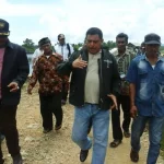 Umar Arsal Seberangi Pulau Terpencil, Warga Sambut Dengan Silat Kampung Anggota DPR RI Umar Arsal sedang mengunjungi masyarakat di Desa Koepisino (Tanah Merah) Kecamatan Bonegunu, Selasa (8/11/2016). Kunjungan tersebut merupakan upaya untuk menyerap aspirasi dan melakukan bhakti kepada masyarakat di desa terpencil. (Foto : Istimewa)