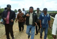 Umar Arsal Seberangi Pulau Terpencil, Warga Sambut Dengan Silat Kampung Anggota DPR RI Umar Arsal sedang mengunjungi masyarakat di Desa Koepisino (Tanah Merah) Kecamatan Bonegunu, Selasa (8/11/2016). Kunjungan tersebut merupakan upaya untuk menyerap aspirasi dan melakukan bhakti kepada masyarakat di desa terpencil. (Foto : Istimewa)