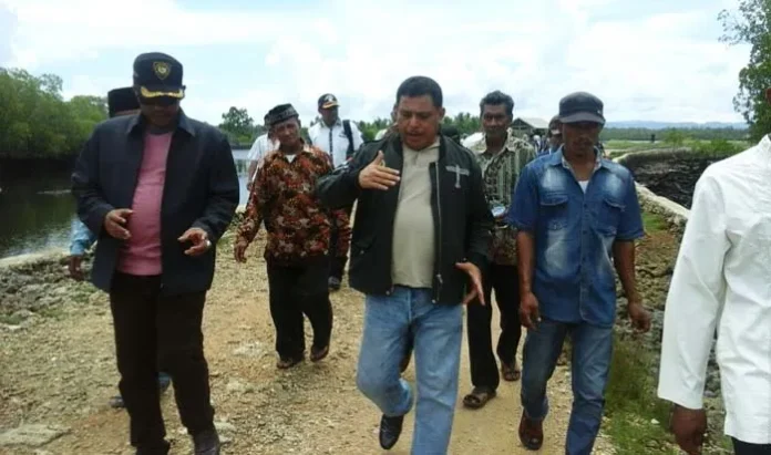 Anggota DPR RI Umar Arsal sedang mengunjungi masyarakat di Desa Koepisino (Tanah Merah) Kecamatan Bonegunu, Selasa (8/11/2016). Kunjungan tersebut merupakan upaya untuk menyerap aspirasi dan melakukan bhakti kepada masyarakat di desa terpencil. (Foto : Istimewa)