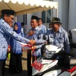 Upacara HKN, Bupati Kolaka Serahkan Bantuan Kendaraan Operasional Puskesmas Upacara HKN, Bupati Kolaka Serahkan Bantuan Kendaraan Operasional Puskesmas